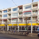 Galerijflat met winkels Oosterstraat